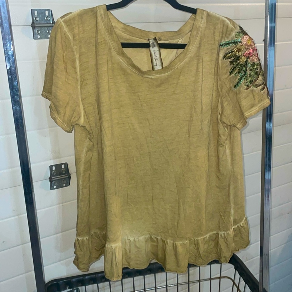 Aratta Silent Journey LARGE split back ruffed shirt green/yellow color